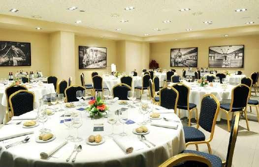 NUESTROS SERVICIOS Salones personalizados y mesas de diferentes formatos En una superficie aproximada de 300 m2,
