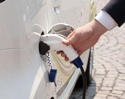 El siguiente elemento es el sistema de recarga de vehículos eléctricos, el cual aprovecha la energía renovable generada por la marquesina para retroalimentar a los vehículos conectados.