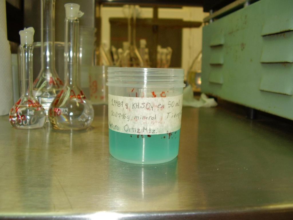 (Figura 3.5). Se usó un matraz volumétrico aforado para preparar 50 ml de solución acuosa de KHSO 4. Figura 3.5. Balanza analítica Sartorius BP 210 S con un vaso de precipitados de 100 ml.