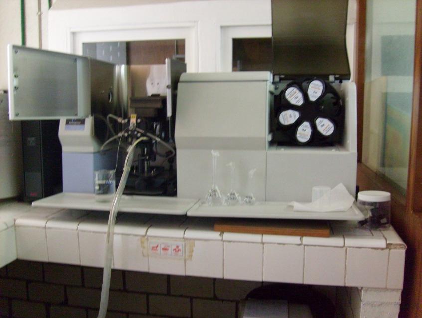 Desarrollo experimental Los análisis químicos para determinar las cantidades de cobre y hierro en las soluciones de las lixiviaciones se realizaron en un fotoespectrómetro de absorción