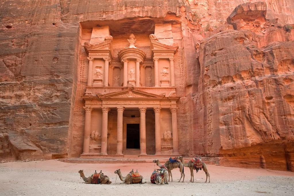 Día 03: Día complete en Petra La ciudad Nabatea de Petra es la atracción más famosa en el Reino y una de las maravillas modernas del mundo.