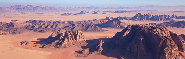 Su amplio valle, rodeado por el viento agreste y los acantilados de arena-tallada, fue el escenario de gran parte de la filmación de "Lawrence de Arabia".