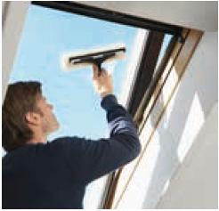 Mantenimiento y limpieza Para limpiar el vidrio exterior desde el interior, gire la ventana y asegúrela en la posición de limpieza con el pestillo de seguridad.