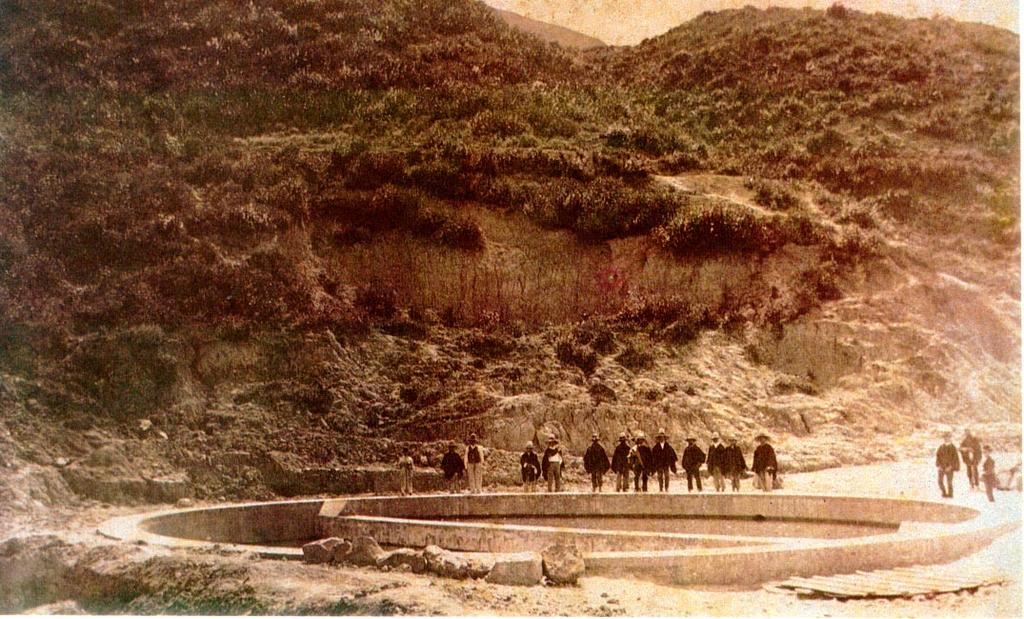 1890: Construcción de tanques de almacenamiento de agua en laderas de los cerros.
