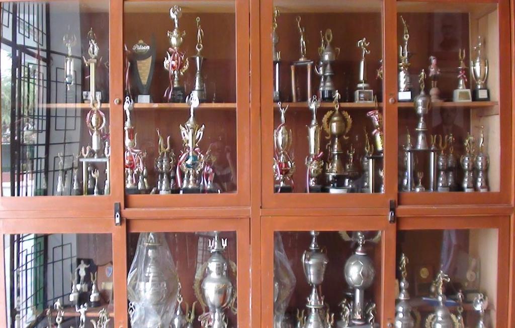 La Escuela tiene un hall con vitrinas llenas de trofeos. La mayoría de estos trofeos son de Futbol.