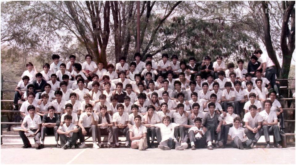 Esta es otra foto de la promoción de mi escuela en el año 1985. Allí estamos con muchos de mis amigos.