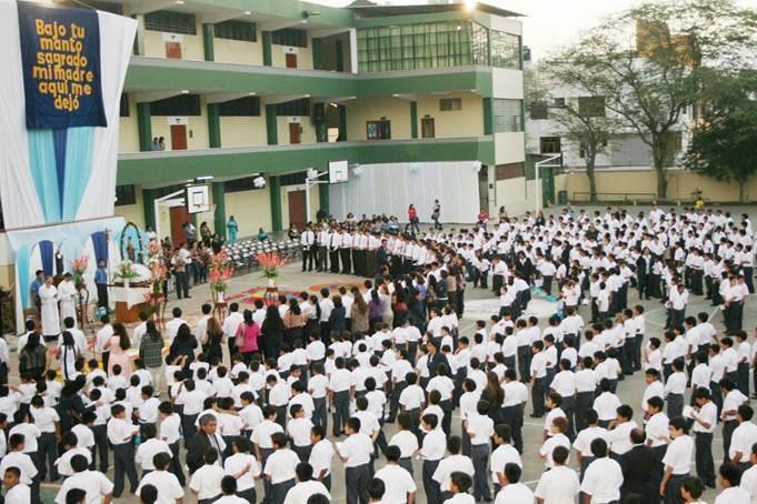 La escuela tenía más de 1000 (mil) estudiantes registrados. La escuela era una escuela católica privada.