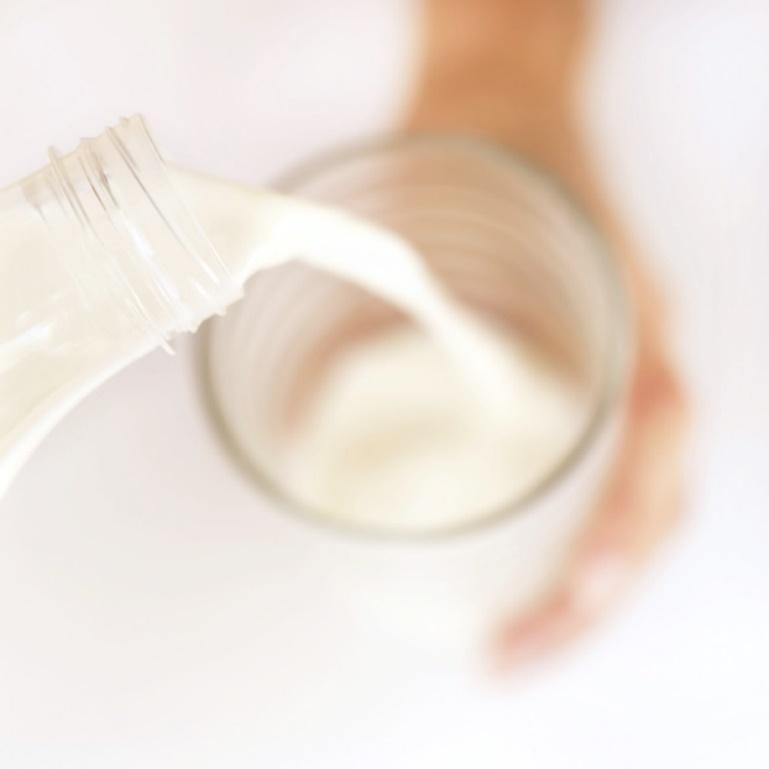 Alimentos con CARBOHIDRATOS La leche tiene CARBOHIDRATOS.
