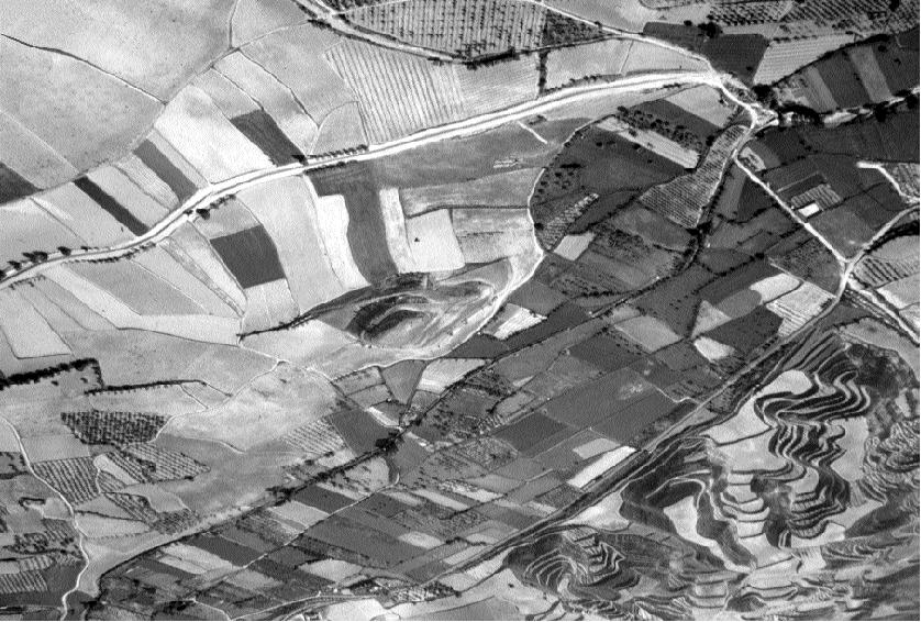 Figura 2. Foto aérea oblicua del Poyo de Mara, año 1986 (Ph. Claude, Casa de Velázquez).
