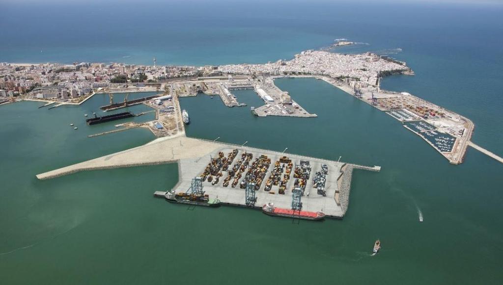 250 240 230 220 210 200 190 180 Resultado del ejercicio (en millones de euros) 240 217 201 2011 2015 2016 El resultado del ejercicio 2016 de los puertos españoles se sitúa en 217 millones de euros.