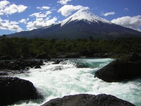 A continuación se informa de los volcanes mas emblematicos del sur de Chile pensando en un viaje de se pueda iniciar en Puerto Montt y terminar al sur de la Región de Aysen.