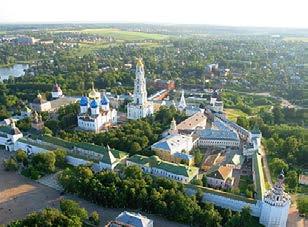 Aparte es el centro espiritual de la religión ortodoxa, residencia de verano del Patriarca Ruso, monasterio abierto a culto donde viven más de 300 monjes.
