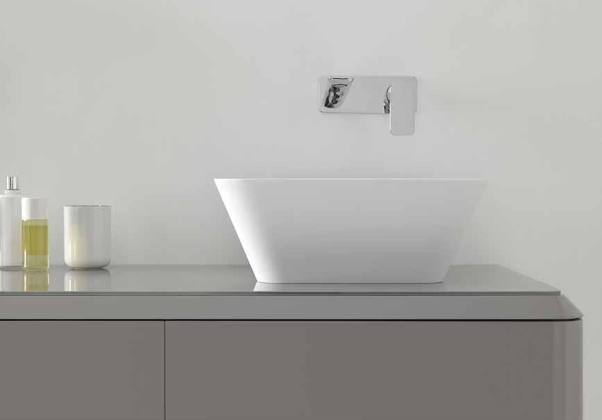 82 Top mount FLUENT washbasin (FL010) in Cristalplant. Wall mounted module with three drawers (FL207) in Dragón 254B glossy Lacquer and in 6 mm top protection (FL148) in Dragón 254 glossy Glass.