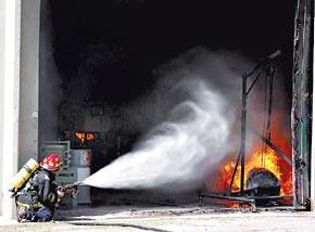 Diario Clarín jueves 6 de diciembre de 2007 FUE EN LA FACULTAD DE INGENIERIA, EN RIO CUARTO - CORDOBA Explosión en una universidad: hay 24 heridos, seis gravísimos Ocurrió en una planta piloto.