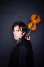 Konstantin Chakarov, violinista nacido en Bulgaria en 1969. Después de terminar sus estudios superiores de música Clásica en Sofía, realiza estudios de Jazz en Rotterdam.