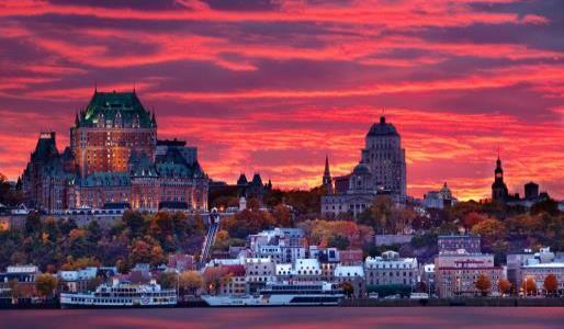 UNESCO en 1985; Québec es la única ciudad amurallada al norte de México. Pasaremos por la Plaza Real, las Planicies de Abraham, las colinas del Parlamento, el Hotel Château Frontenac y la Ciudadela.