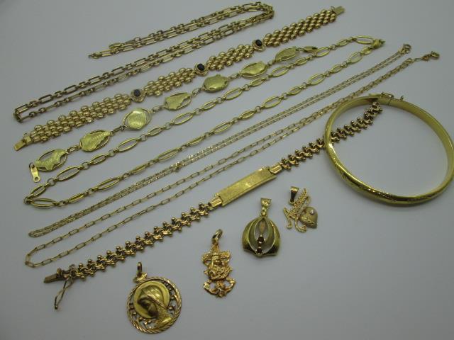 350,00 Tres cadenas de oro; una cadena de metal, chapada en oro (peso 10,3gr); tres