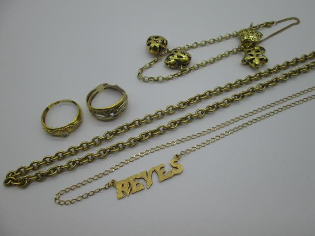 LOTE: L-010 Peso: 31,20 Precio: 580,00 Dos cadenas de oro; una pulsera de oro con colgantes y dos sortijas de oro con piedras, faltan dos (una deteriorada).