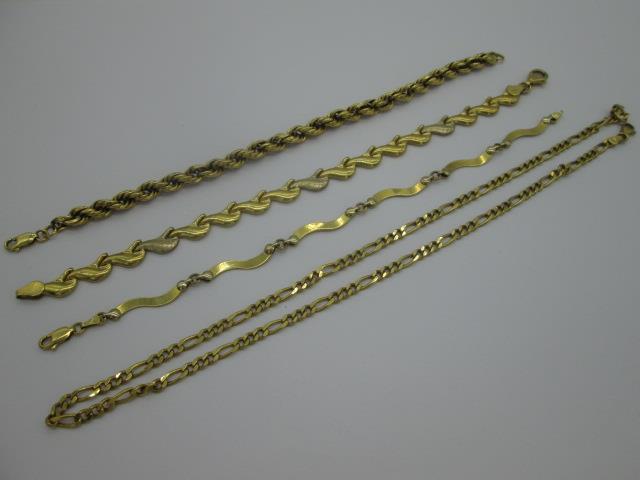 LOTE: L-025 Peso: 33,50 Precio: 635,00 Una cadena y tres pulseras de oro, dos bicolor.