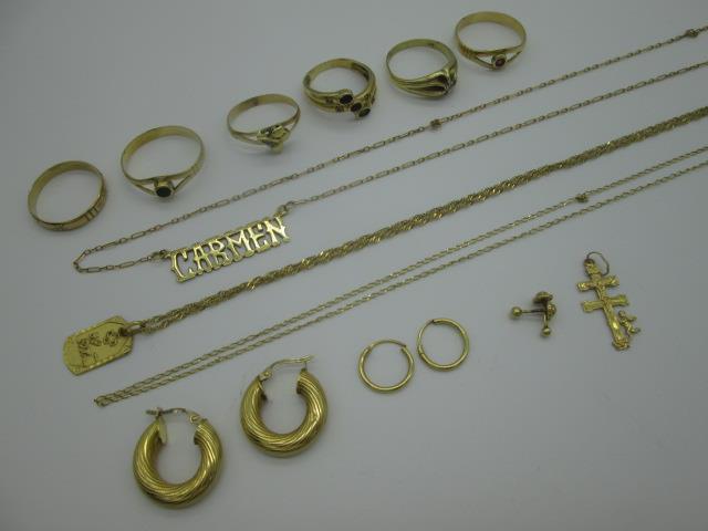 una cruz de oro, deteriorada ya que fata parte de un motivo; una chapa de oro y tres cadenas de oro, una con