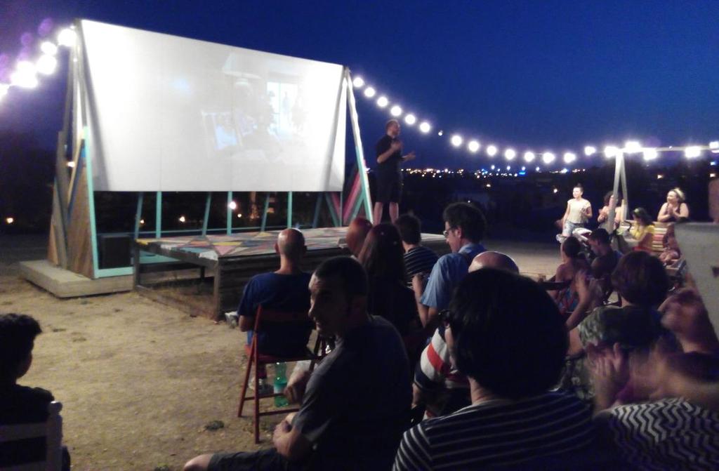 Sábado 11/07/2015 Asistencia en la noche del sábado al comienzo de la programación del cine de verano de Cinema Usera.