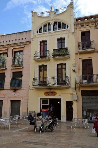 Calle de los Caputxins, 2 La Casa Juan Olivera, diseñada por Gaietà Miret en 1910, juega con diferentes formas geométricas tanto en sus aperturas como en el balcón del primer piso.