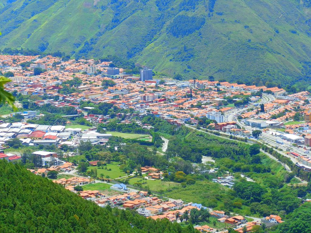 BIENVENIDOS A MÉRIDA! Bienvenidos a la ciudad de Mérida!, enclavada en lo alto de las montañas de la Cordillera de los Andes, con una altitud aproximada de 1.