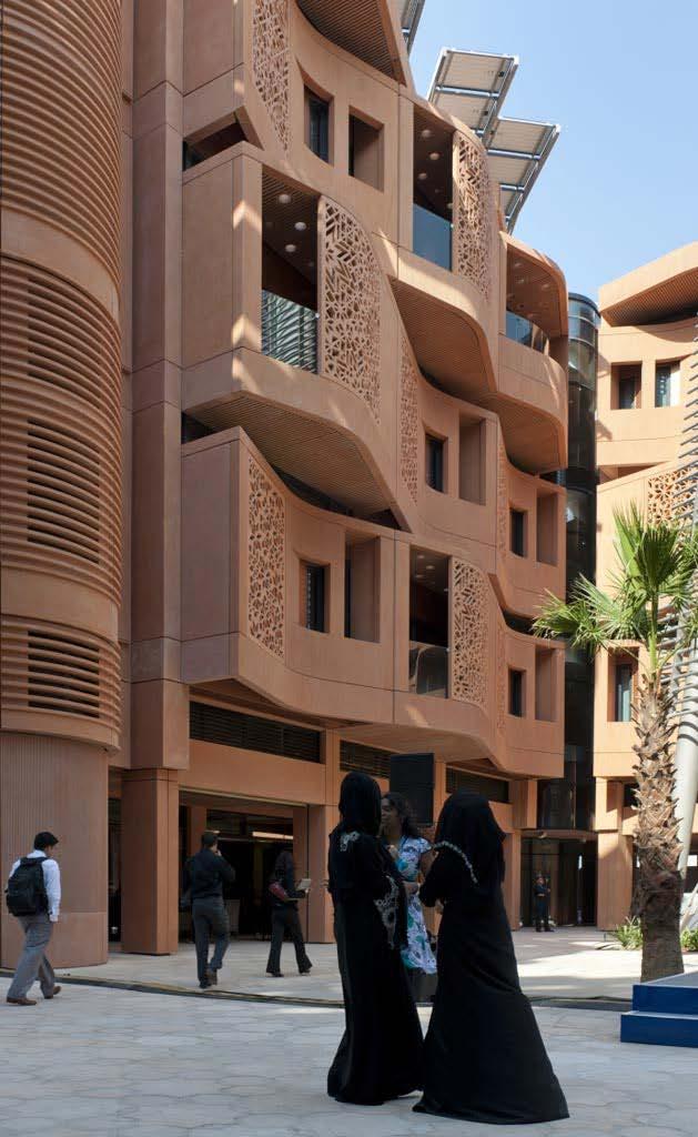 Las ventanas en los edificios residenciales están protegidos por una reinterpretación contemporánea de mashrabiya, un tipo de mirador proyectar enrejada, construido en hormigón sostenible