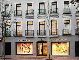 El entorno acoge las boutiques de las firmas más prestigiosas tanto a nivel nacional como internacional: Louis Vuitton, Dior, Chanel, Rolex La excepcional localización de este proyecto, a escasos