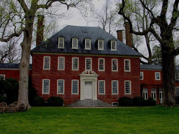 Westover es una casa de estilo Inglés y gran jardín en la orilla norte del río James en Virginia.
