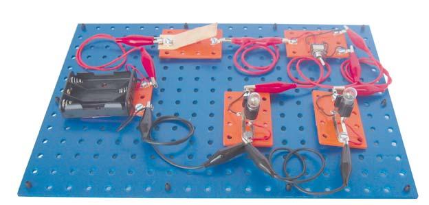 los latiguillos con el polímetro - Comprobación de las pilas con el polímetro - Minikit portapilas de 1,5 V - Comprobación del Minikit de 1,5 V con el polímetro - Las bombillas - Comprobación del