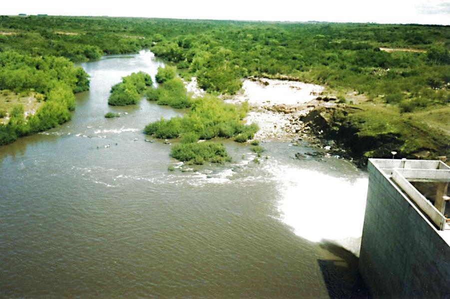 Chico en el departamento de Florida, Uruguay. De la presa salen 2 tuberías forzadas de diámetro 2000mm y de longitud 50m.