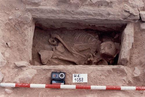 Ejemplo de Enterramientos en Cista En Andalucía Oriental conocemos varios casos en Gatas (Turre, Almería), donde se documenta la presencia de enterramientos de inhumación en el