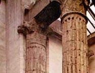 10. Temple d August Vestigi de l època romana del que es conserven quatre imponents columnes dins del Centre Excursionista de Catalunya. Aquesta és la relíquia més ben preservada de la ciutat.