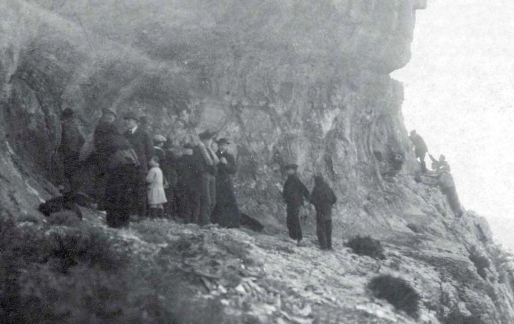 22 LA COVA DELS CAVALLS Fig. 3. Investigadores y curiosos en la Cova dels Cavalls, abril del año 1917. Fotografía de Antimo Boscá únicamente una inspección superficial.