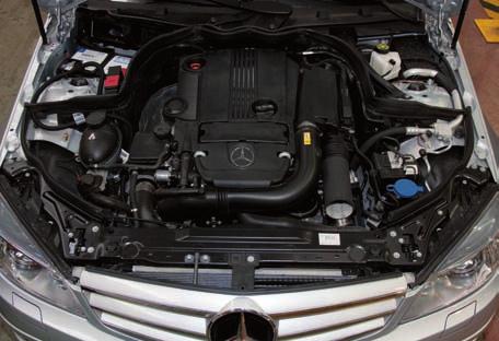 Mercedes comercializa un kit de patillas para atornillar al propio faro, evitando su sustitución y reduciendo, considerablemente, el coste de la reparación.