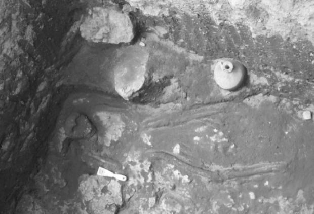 un infante. ENTIERRO # 2 A una profundidad de 1.70m se encontró un entierro primario con restos óseos muy deteriorados, por lo que no se logró identificar sexo, edad ni estatura.