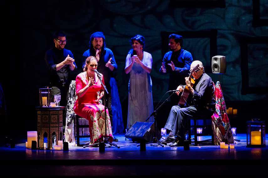 Marina Heredia y su grupo con Paco del Gastor en su espectáculo Contra las cuerdas en el Teatro Lope