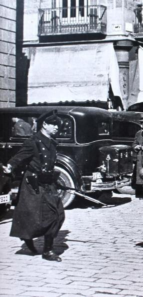 Agustí Centelles (1900-1980) Barcelona, Guardias de asalto reprimiendo la celebración pública de la victoria del Frente Popular, febrero de 1936 Gelatina de plata, 23,5 x 30 cm, firmada, sello húmedo