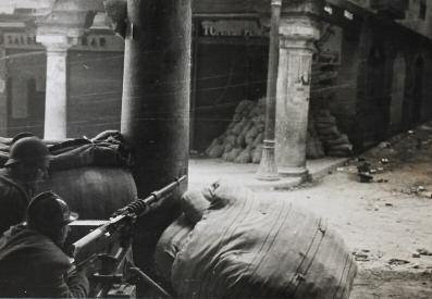 Agustí Centelles (1900-1980) Teruel, soldados gubernamentales luchando en las calles de la ciudad, 1937 Gelatina de plata, 9 x 12 cm, sello húmedo del fotógrafo, tiraje de