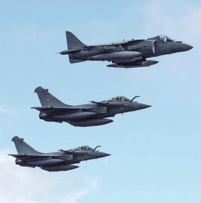 [ fuerzas armadas ] Un Harrier español y dos Rafale franceses vuelan en formación. Debajo, zafarrancho de combate en el puente de gobierno de la fragata Numancia.