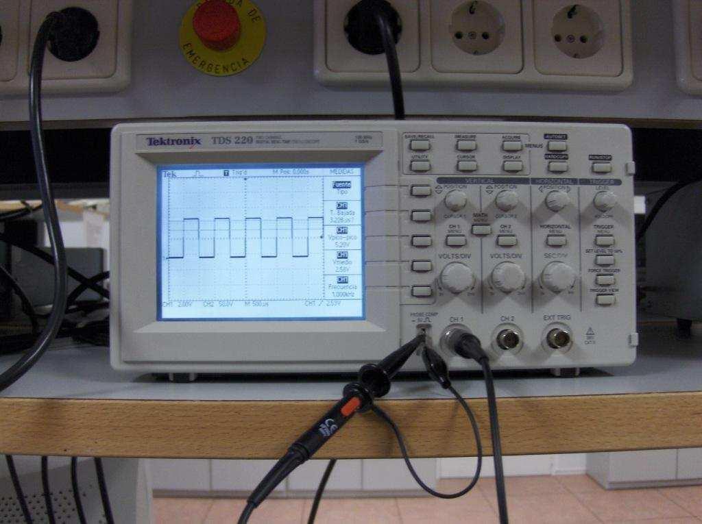 Figura 1: Frontal del osciloscopio. Figura 2: Esquema para la comprobación del funcionamiento de la sonda del osciloscopio. 1.2. Generador de funciones Para la realización de esta práctica se utilizará el generador de funciones que aparece en la Figura 3.
