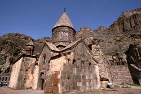 El monasterio data de los siglos X al XIII y consta de diversas iglesias y capillas, algunas horadadas en la roca.