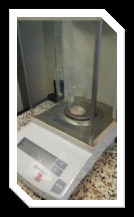 Procedimientos Se pesó un gramo de Resorcinol y se colocó en un vaso de precipitado de 100 ml. Se agregaron 1.5 ml de Formaldehído.