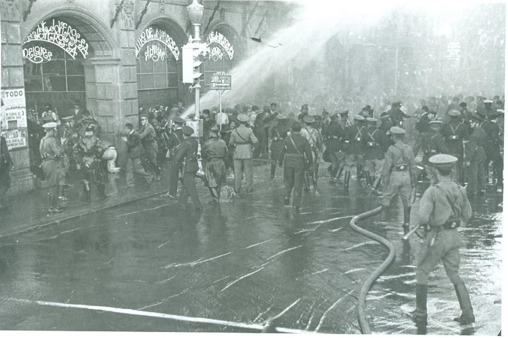 234 Ortiz Morales, A.: El Instituto Politécnico Nacional como educación popular: la fuerza de una idea, 1942 Fotografía 1. Los alumnos fueron dispersados por el cuerpo de bomberos y la policía.