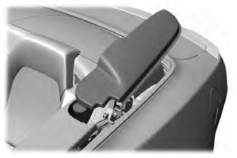 Capota (si procede) Uso de las tapas del espacio de carga El techo retráctil también incluye dos tapas del espacio de carga, una para cada lado del vehículo.