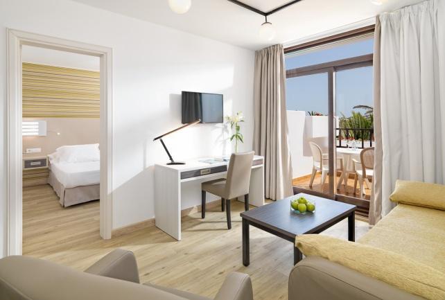 Habitaciones El H10 Suites Lanzarote Gardens dispone de confortables habitaciones con una decoración moderna y funcional.
