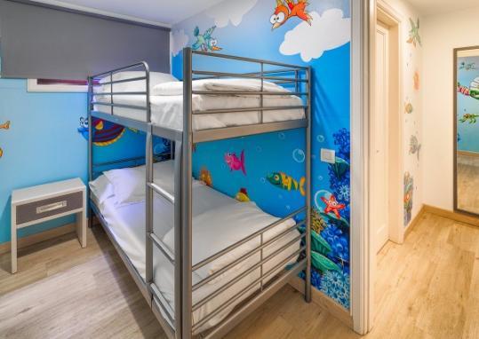 *Posibilidad de Suite Familiar con 2 dormitorios (hasta 4 adultos + 2 niños o 2 adultos + 4 niños) SUITE FAMILIAR Bungalows (hasta 2 adultos + 3 niños + 1 cuna): Estancia a dos niveles situada en los
