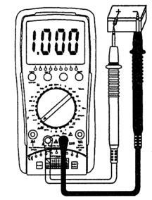 circuito interior. Poner atención en no recibir una descarga eléctrica de alto voltaje en la medición Gire la perilla en la posición V recuerde el voltaje máximo.