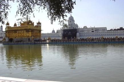 n El Templo Dorado está ubicado en Amritsar, ciudad en un estado del norte de la India.